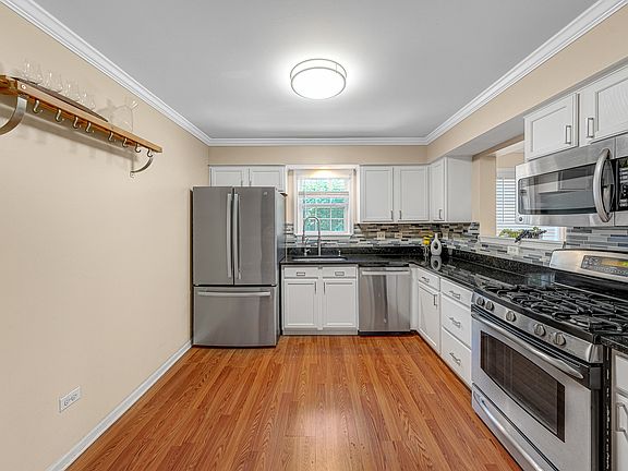 4th image of 560 Jennifer Cir