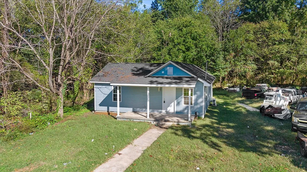 3 bed, 1200 sqft, $1,450 — Photo 1