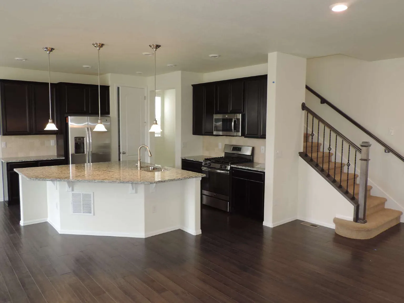 4 bed, 3.5 bath, 2367 sqft, $3,100 — Photo 2