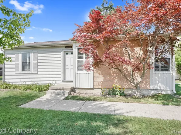 2826 Roundtree Dr, Troy, MI 48083