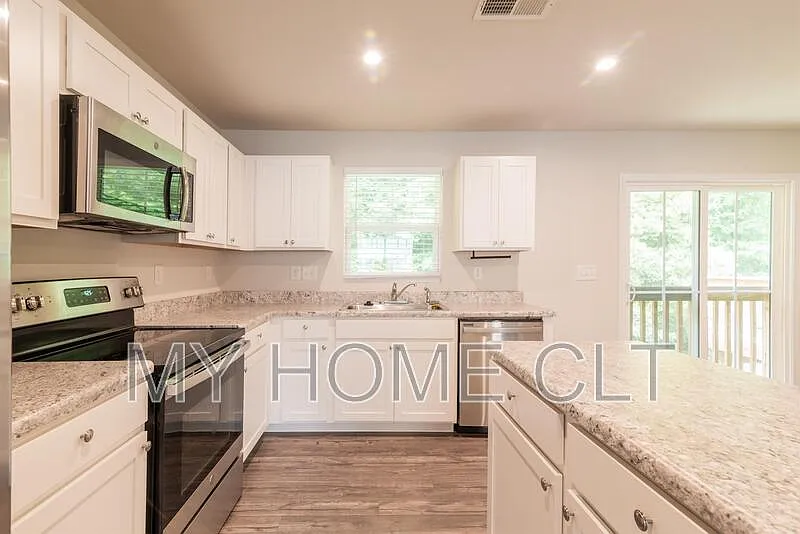 3 bed, 2.5 bath, 1576 sqft, $1,900 — Photo 3