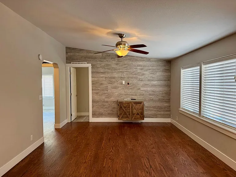 2557 E Beacon Light Rd — Photo 3