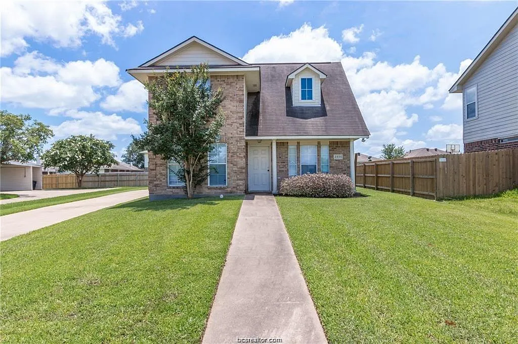 4 bed, 1462 sqft, $2,200 — Photo 1