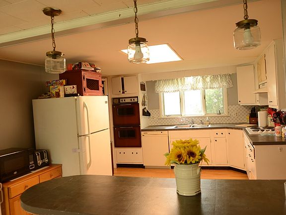 3rd image of 374 York Ave