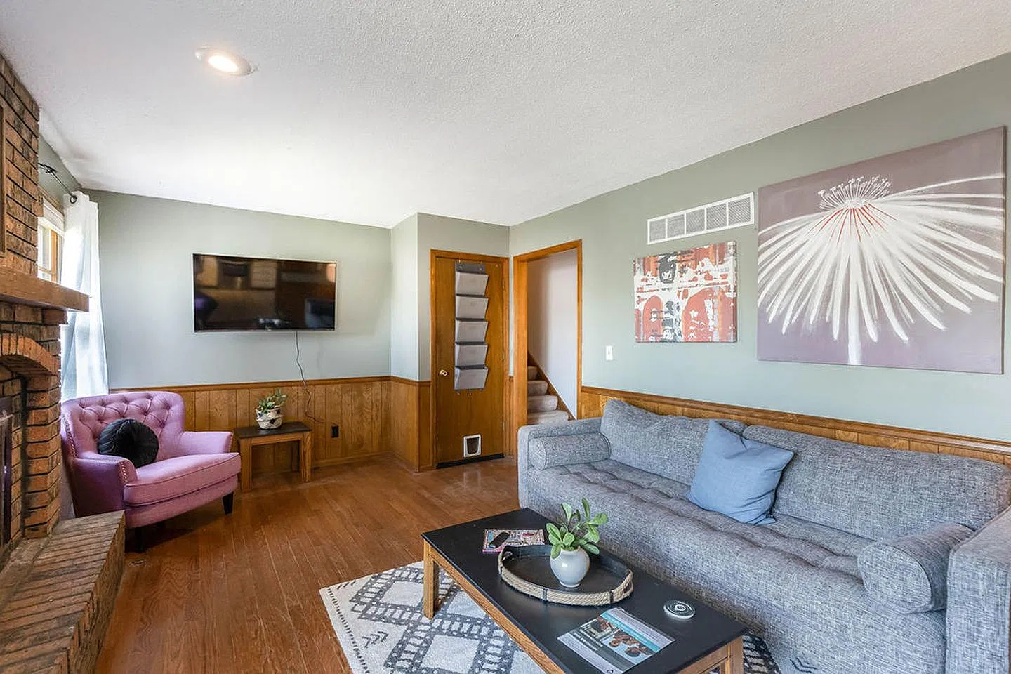 Modern Kansas City home with a prime location and stylish living spaces! — Photo 1