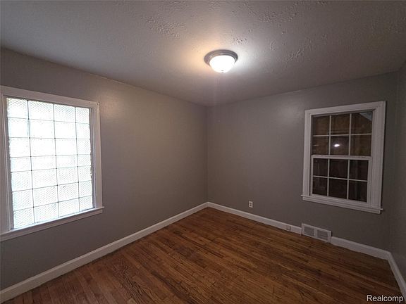 5th image of 16754 W Parkway St
