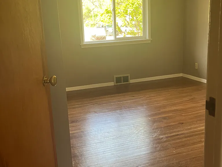 104 Olive St W — Photo 12