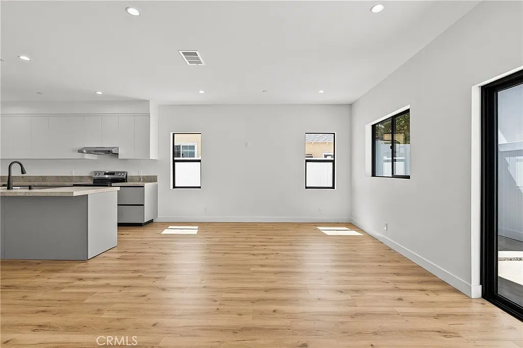 3 bed, 2.5 bath, 1667 sqft, $4,600 — Photo 2