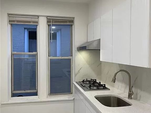 4th image of 220 Bay 32 St