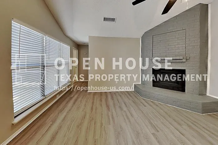 216 Caprock Dr — Photo 3