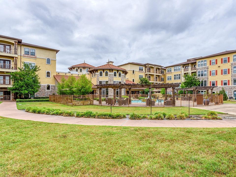 1st image of 2522 Fort Worth Ave #421