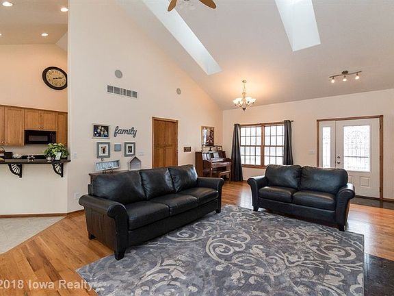 4th image of 8197 NE Morgan Dr