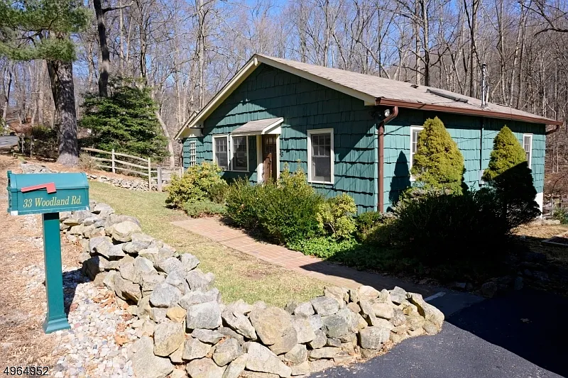 33 Woodland Rd photo 1