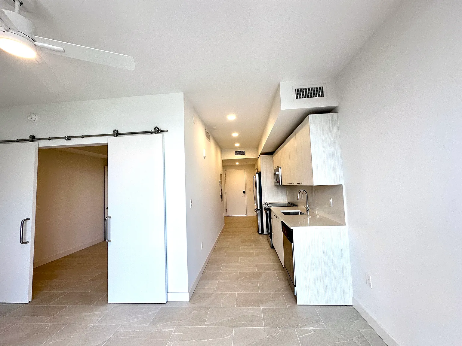 1 bed, 561 sqft, $2,098 — Photo 3