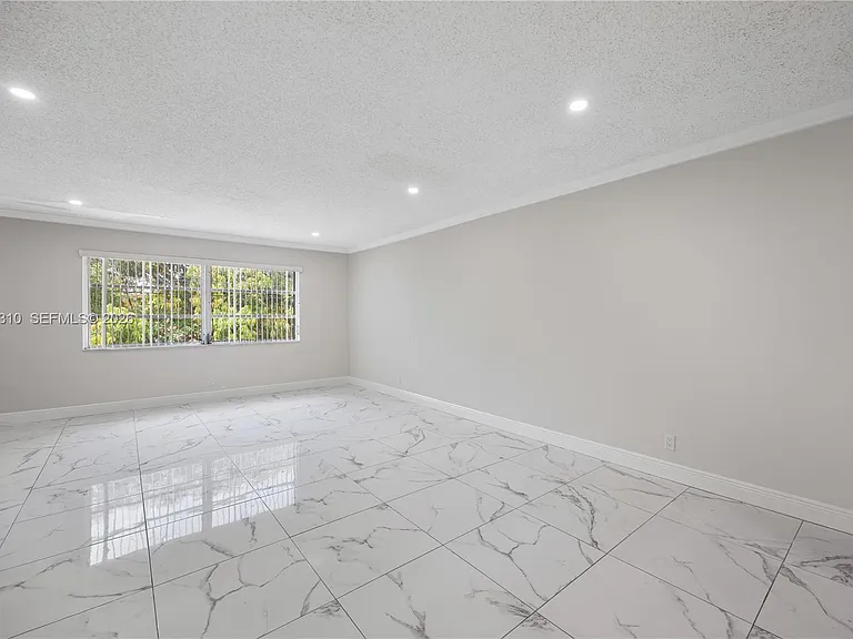 5450 Hollywood Blvd #203 — Photo 7