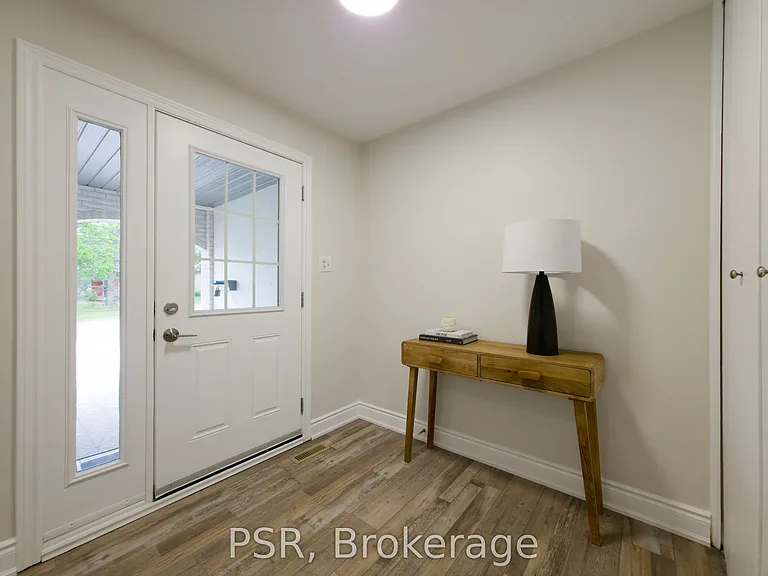 88 Upper Canada Dr — Photo 2