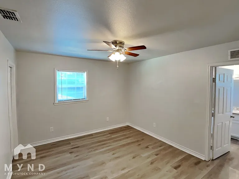 1721 Whiting Dr — Photo 9