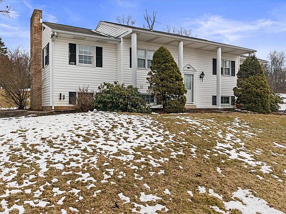 3rd image of 722 Heck Hill Rd