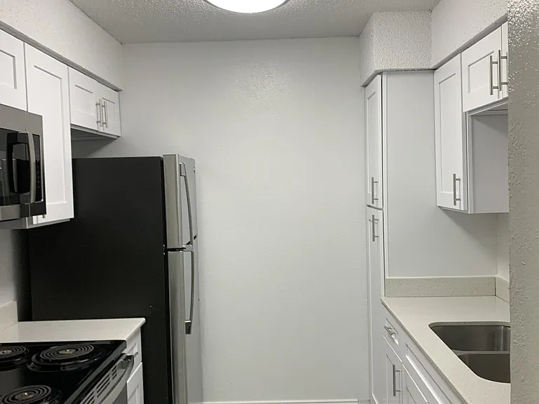 Oak Manor Apartments — Photo 27