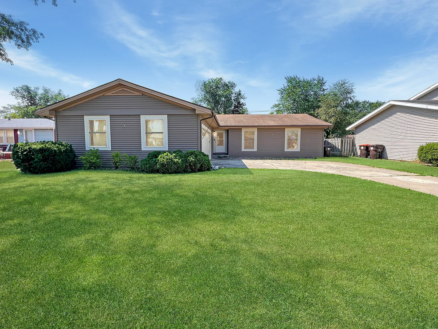 1074 Pinecrest Dr photo 1