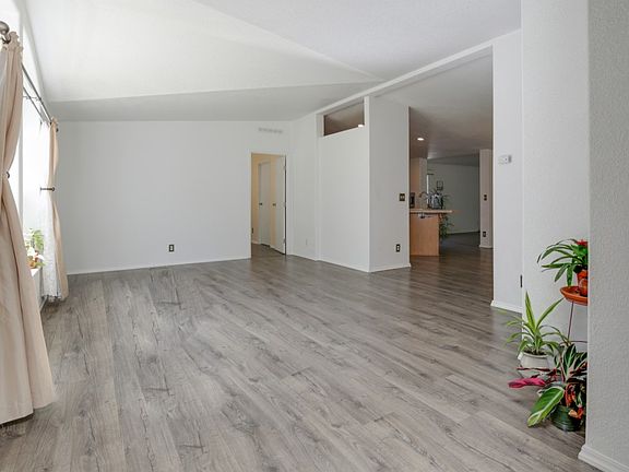 5th image of 2556 Lake Forest Dr
