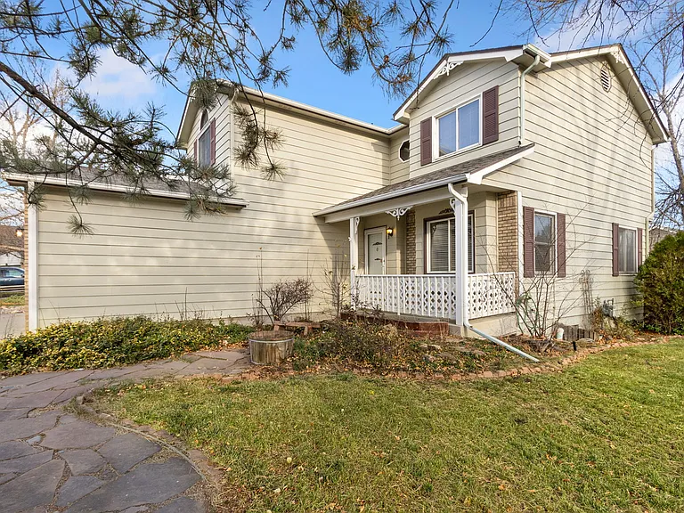 1025 Centennial Dr — Photo 2