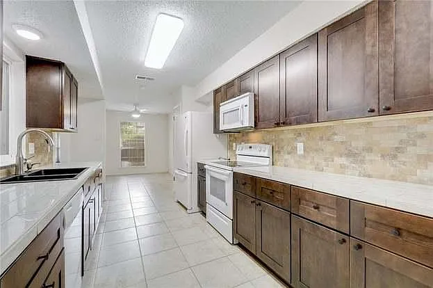 1711 Timber Brush Trl — Photo 1