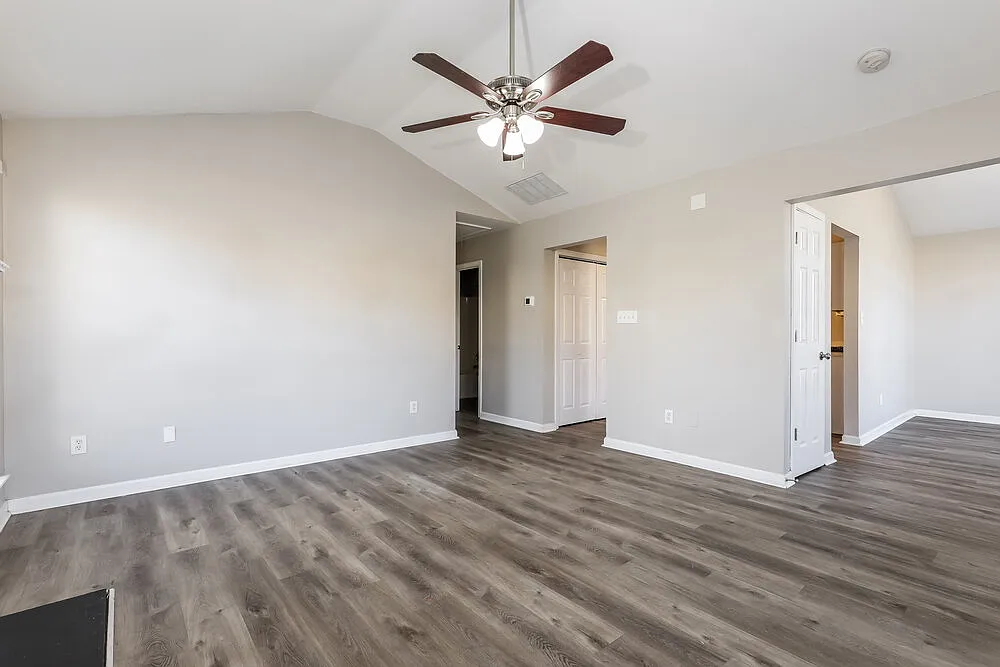3 bed, 2.0 bath, 1304 sqft, $2,500 — Photo 3