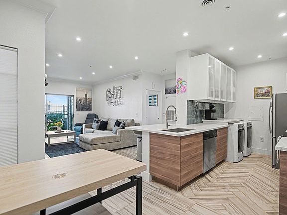 5th image of 3231 Allen Pkwy APT 2104