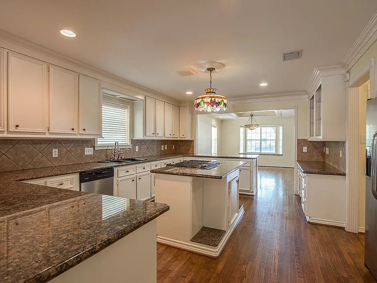 1535 W 25th St — Photo 25