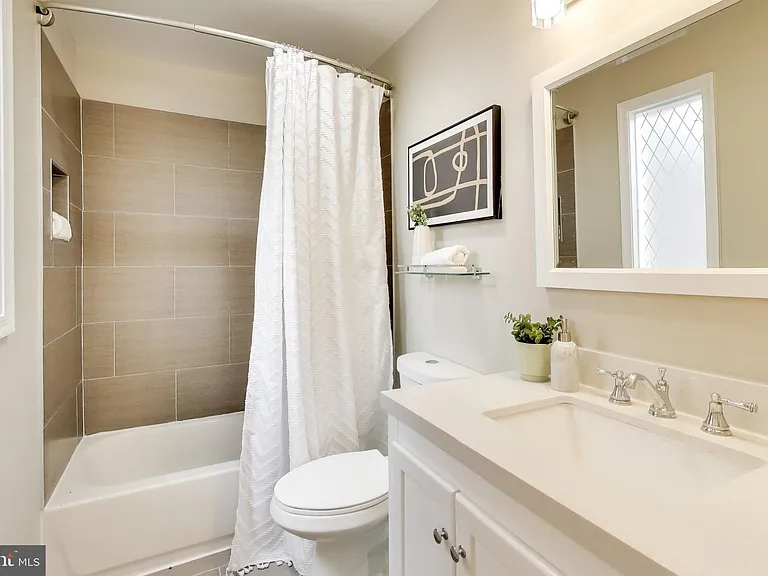 1238 Linden Pl NE — Photo 17