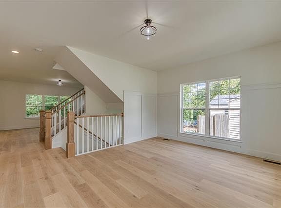 3rd image of 563 Andrews Ave