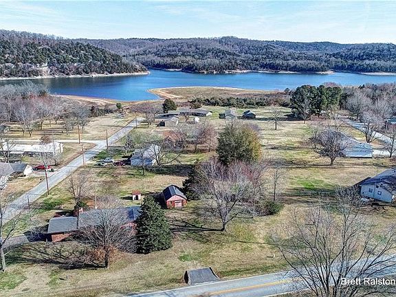 3rd image of 15765 Lakeview Dr