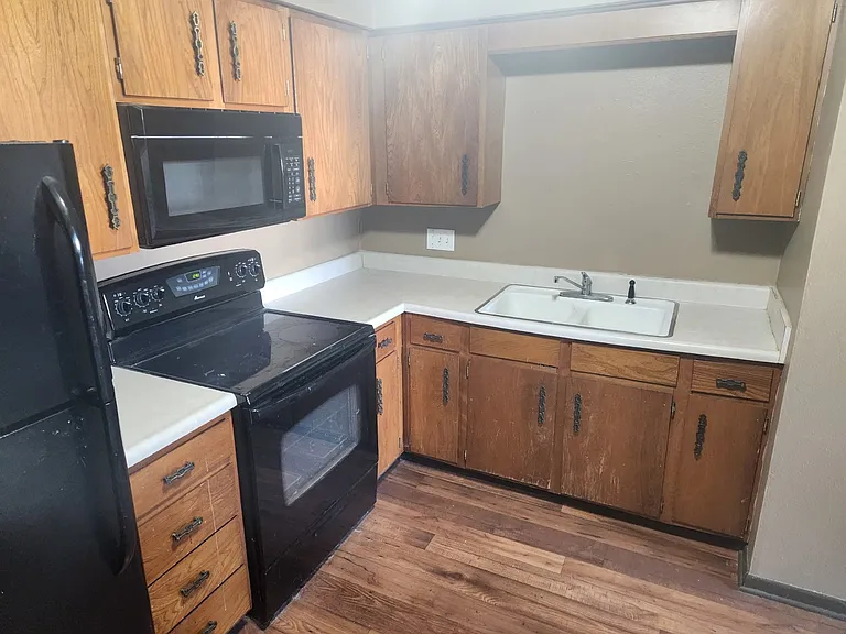450 Laurel St — Photo 14
