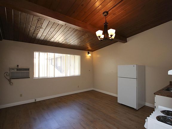 2nd image of 210 S Oak Knoll Ave APT 2
