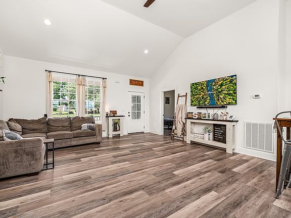 5th image of 425 Royal Dr