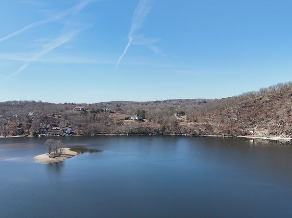 40 Hillside Rd, Danbury, CT 06811