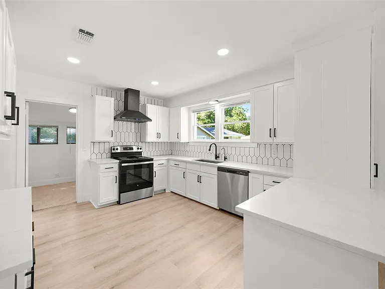 620 S Bell St — Photo 13
