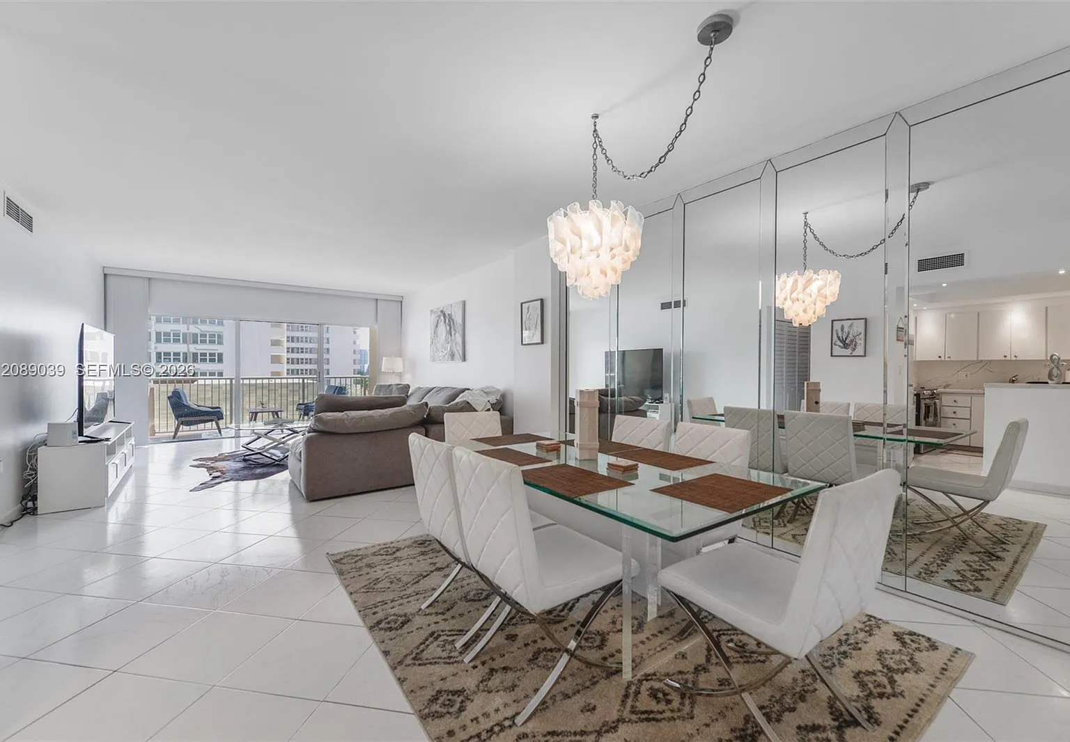 Hemispheres Condo — Photo 4