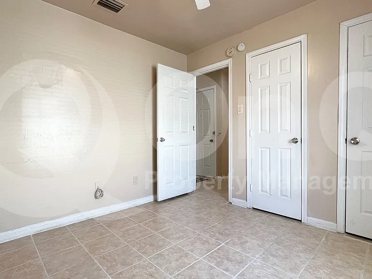 5400 Village Green Dr — Photo 22