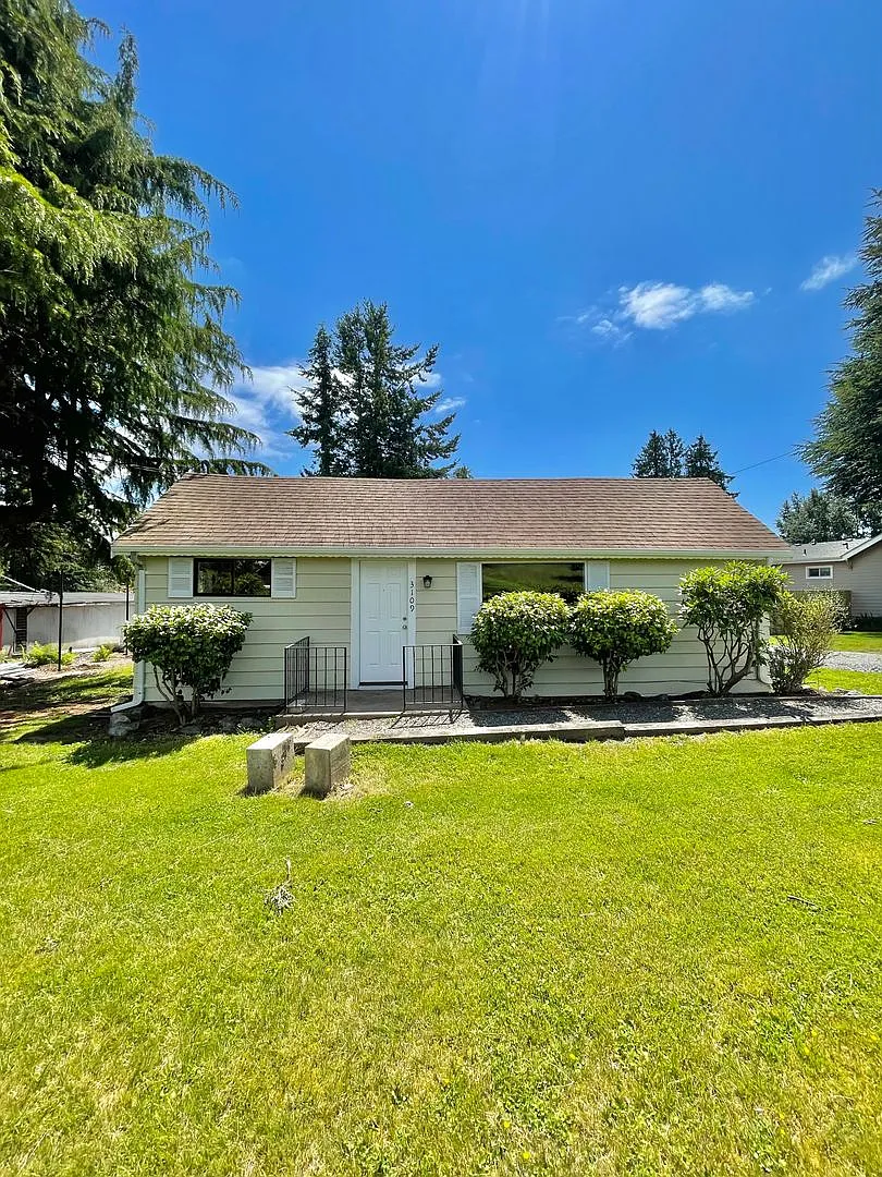 Newly Remodeled 3-bedroom 1 Bath, Spacious Home, All New Appliances and Flooring! — Photo 2