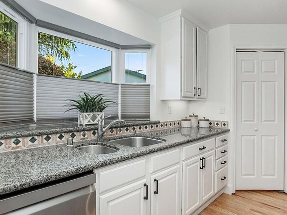 4th image of 1550 Stockbridge Dr