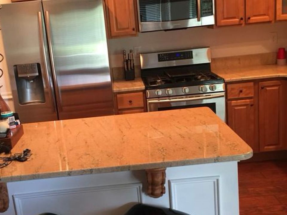Island w granite countertops