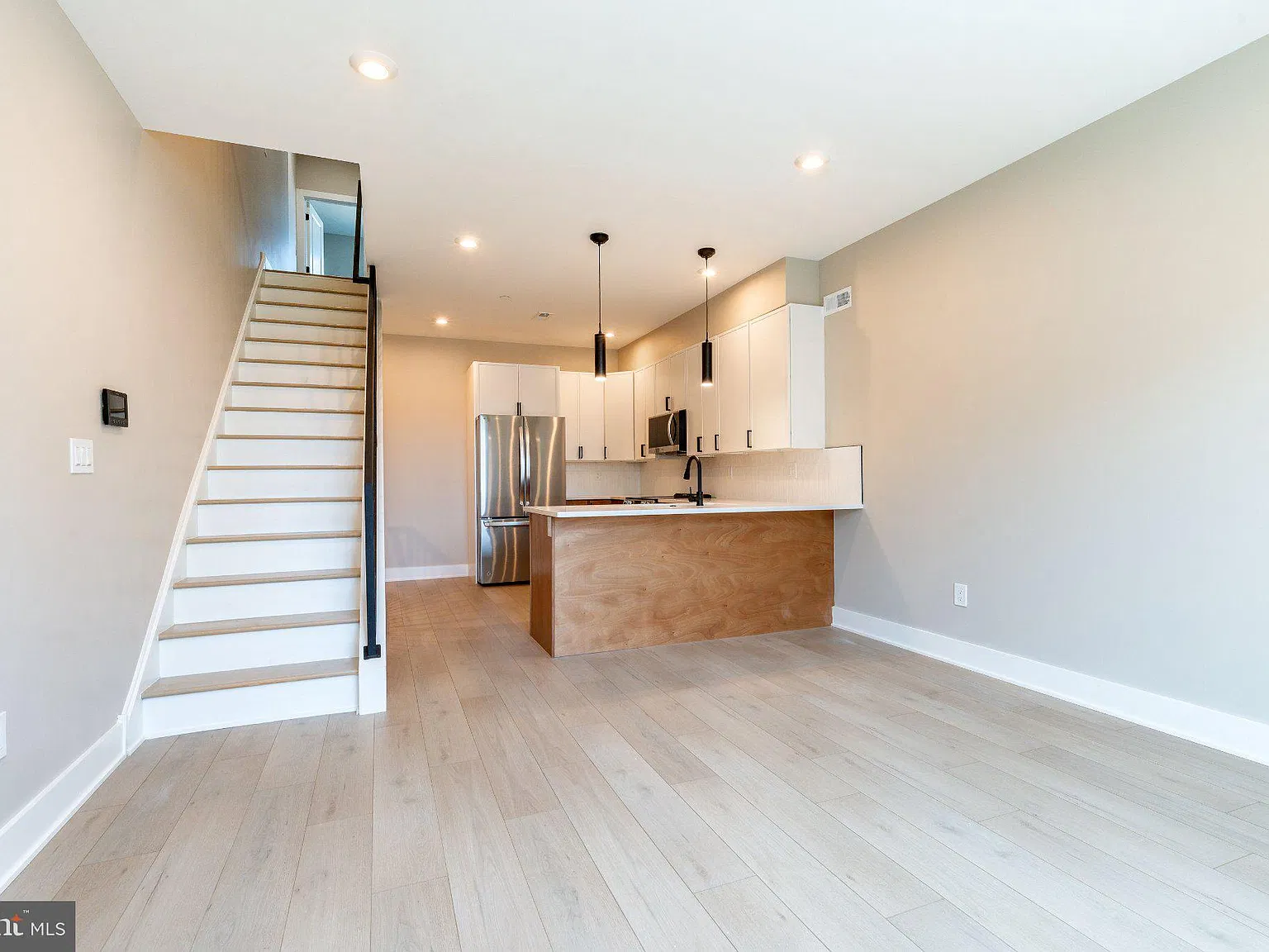 3 bed, 2.0 bath, 1260 sqft, $2,100 — Photo 4