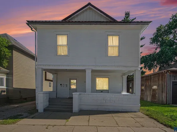 215 W 5th St, Canton, SD 57013