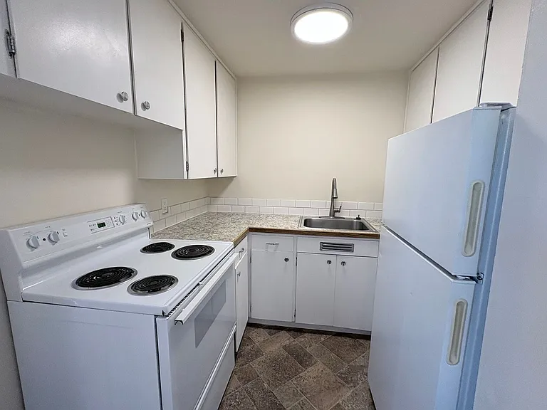 C2402 - Maple Court Apartments — Photo 4
