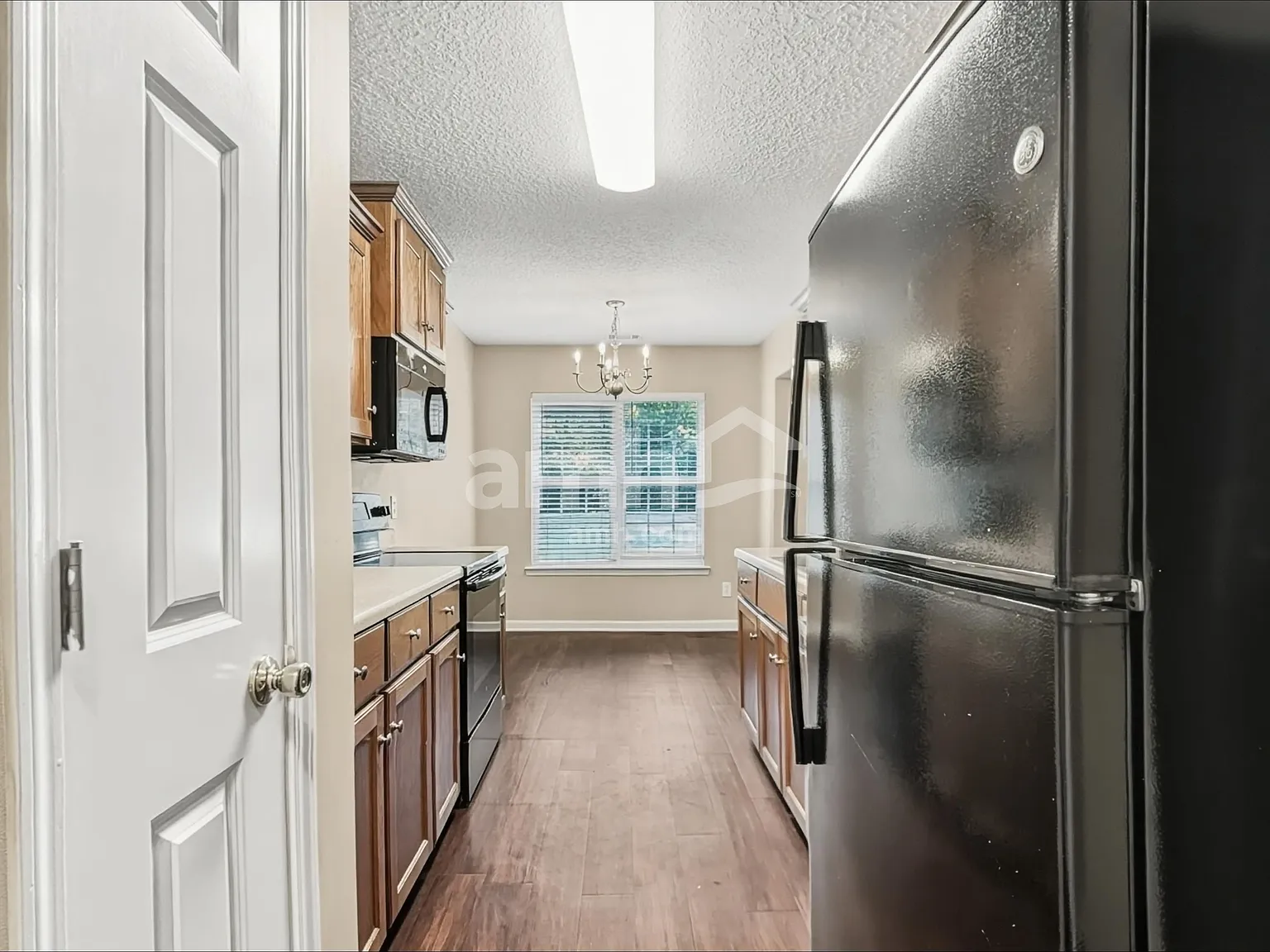 3 bed, 2.0 bath, 1411 sqft, $1,970 — Photo 4