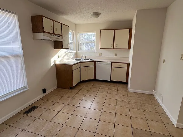 602 Bristol Ct — Photo 7