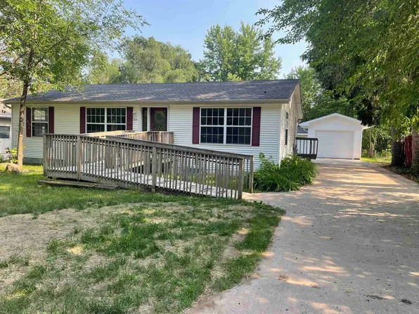 714 Clark St, Waupaca, WI 54981