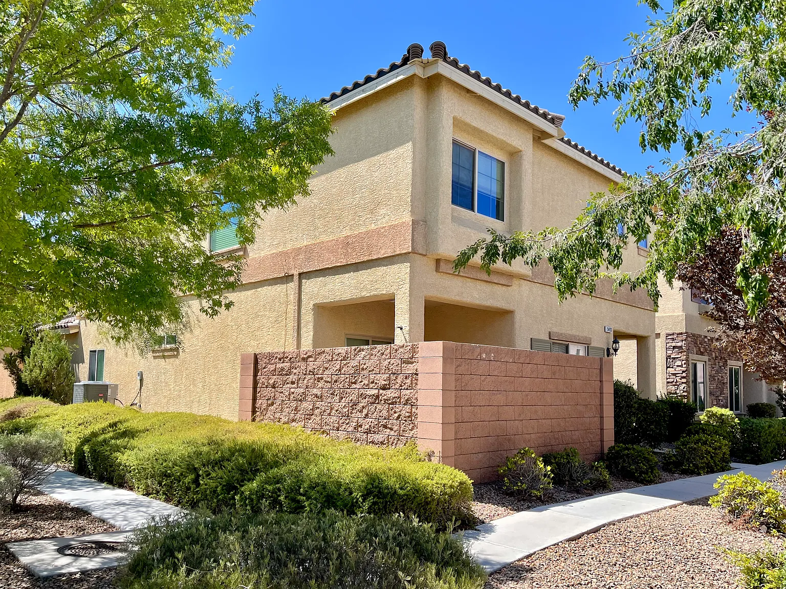 4 bed, 2423 sqft, $2,195 — Photo 1